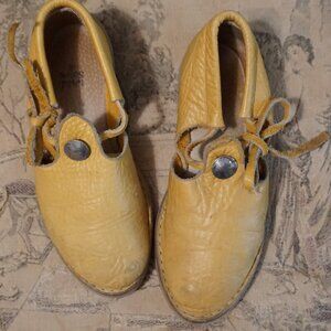 Wild Soles Mustard Yellow Leather Buffalo Nickel Button Moccasins Size 8
